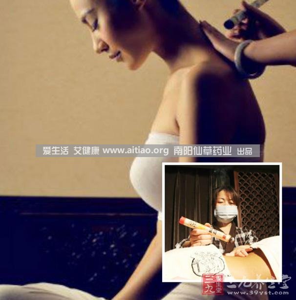 足三里穴是位于外膝的下3寸、脛骨外側(cè)一橫指左右的位置，艾灸10-15分鐘即可，需堅(jiān)持一段時(shí)間，很快可以看到祛濕的效果。